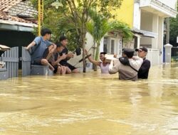 Polres Sampang Berikan Bantuan Di Tiga Kecamatan Terdampak Bencana Banjir