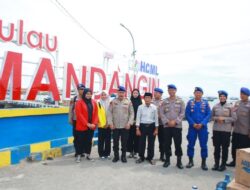 Sampaikan UU Pelayaran, Ditplairud Polda Jatim Gelar Program Unggulan Sambang Nusa Presisi Di Pulau Mandangin Sampang