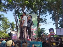 Ribuan Warga Gelar Aksi Dukungan Kepada Pj Bupati Di Depan Gedung Pemkab Sampang